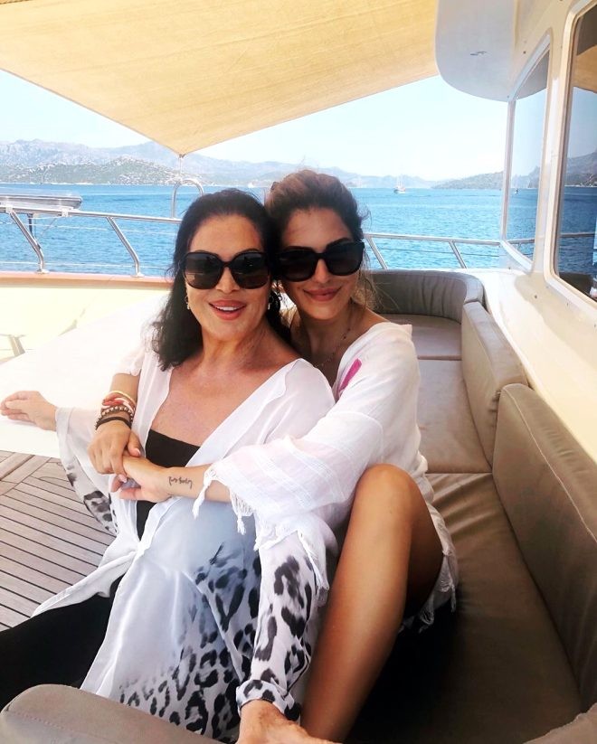 Türkan Şorayın qızı gözəlliyi ilə hər kəsi heyran etdi - FOTO